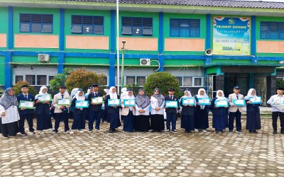 MTsN 11 Indramayu Apresiasi Siswa Berprestasi Lewat Penyerahan Sertifikat Akademik