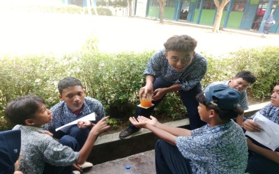 Belajar Seru di Halaman: Siswa 9D MTsN 11 Indramayu Uji Tekanan Zat Cair