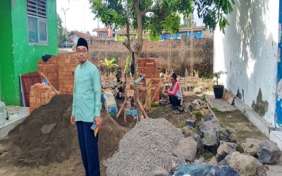 Wujudkan Madrasah Sehat, Waka Sarpras MTs N 11 Indramayu Awasi Pembangunan WC Siswa