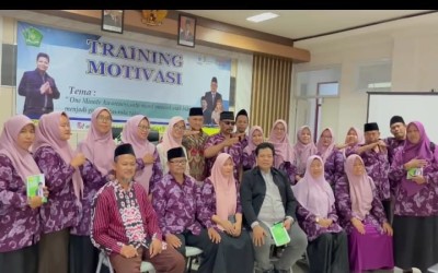 Guru dan TU MTsN 11 Indramayu Bangkitkan Semangat Lewat The 7 Awareness Training